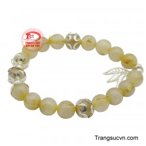 Những hạt thạch anh tóc vàng với các sợi rutile lấp lánh bên trong tạo nên hiệu ứng ánh sáng kỳ ảo, mỗi hạt đá là một vũ trụ thu nhỏ đầy mê hoặc.