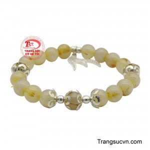 Xen kẽ giữa các hạt đá là những charm bạc được chạm khắc tinh xảo, mang đến sự hài hòa và điểm nhấn thu hút. 