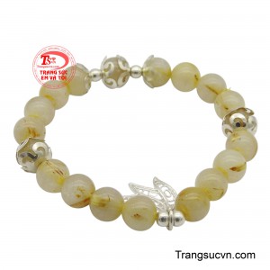 Chiếc vòng tay không chỉ là một món trang sức làm đẹp, mà còn là vật phẩm phong thủy được cho là mang lại may mắn, tài lộc và năng lượng tích cực cho người đeo, thể hiện sự kết hợp hoàn hảo giữa vẻ đẹp thẩm mỹ và ý nghĩa tâm linh.