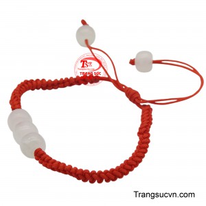 Sợi dây đỏ tươi tắn được tết thủ công tỉ mỉ, tượng trưng cho năng lượng tích cực và sự bảo vệ.