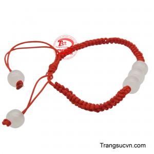 Điểm nhấn là ba viên ngọc cẩm thạch trắng đục, mang sắc thái thanh khiết và dịu dàng, được cho là thu hút tài lộc và vượng khí.