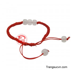 Mỗi viên ngọc được cố định khéo léo trên sợi dây, tạo nên sự hài hòa và thanh lịch.