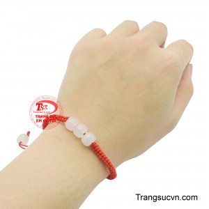 Đây không chỉ là một món trang sức đơn thuần mà còn là biểu tượng của sự bình an, thịnh vượng và hạnh phúc.