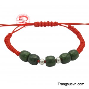 Dây tết ngọc cẩm thạch bình an là sự hòa quyện giữa nét truyền thống và vẻ đẹp tự nhiên của ngọc cẩm thạch.