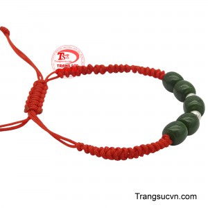 Sợi dây đỏ được tết thủ công tỉ mỉ, tượng trưng cho may mắn, bình an và sự bảo vệ.