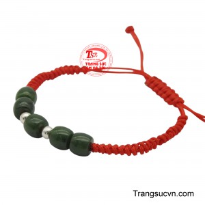 Điểm nhấn là những viên ngọc cẩm thạch hình hạt gạo với sắc xanh thẫm, mang đến sự tĩnh lặng và cân bằng, được xen kẽ bởi một hạt bạc nhỏ nhắn, tạo nên sự hài hòa và tinh tế.