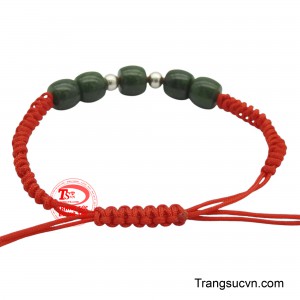 Chiếc vòng không chỉ là phụ kiện làm đẹp mà còn là vật phẩm phong thủy ý nghĩa, tượng trưng cho sự bình an, sức khỏe và thịnh vượng, là món quà ý nghĩa cho những người thân yêu.