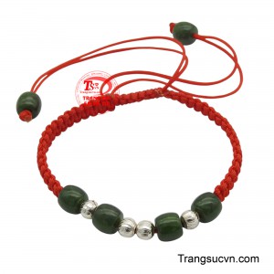 Dây tết ngọc cẩm thạch may mắn là sự kết hợp hài hòa giữa truyền thống và vẻ đẹp tự nhiên, với sợi dây đỏ được tết thủ công tỉ mỉ, tượng trưng cho may mắn và tài lộc.