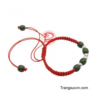 Điểm nhấn của vòng là những viên ngọc cẩm thạch xanh biếc, mang vẻ đẹp bình dị nhưng đầy cuốn hút, xen kẽ với các hạt bạc tròn sáng bóng, tạo nên sự cân đối và sang trọng.