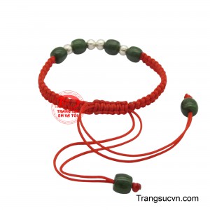 Vòng tay không chỉ là một món trang sức tô điểm cho cổ tay mà còn là vật phẩm phong thủy được tin rằng sẽ mang lại bình an, sức khỏe và thịnh vượng cho người đeo, như một lá bùa hộ mệnh đầy ý nghĩa.