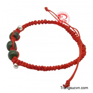 Sợi dây đỏ được tết macrame khéo léo, mang đến sự bền bỉ và biểu tượng cho may mắn, tài lộc trong văn hóa phương Đông. 