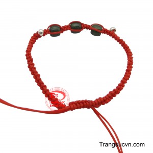 Xen kẽ là những hạt bạc nhỏ xinh, tạo nên điểm nhấn hài hòa và sự cân đối cho toàn bộ chiếc vòng.