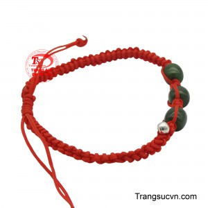 Điểm nhấn là ba viên ngọc cẩm thạch xanh thẫm được sắp xếp tinh tế, với sắc xanh đặc trưng của ngọc, mỗi viên ngọc mang đến sự bình an và vượng khí.