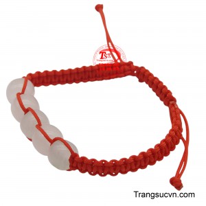 Điểm nhấn là năm viên ngọc màu trắng đục, mang sắc thái tinh khiết và thanh lịch, được cho là mang lại sự thịnh vượng, cân bằng và hài hòa cho người đeo. 