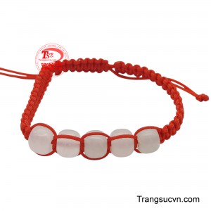 Dây tết ngọc mệnh kim được tết bởi những sợi dây đỏ được tết thủ công tỉ mỉ, tượng trưng cho may mắn, bình an và sự bảo vệ.