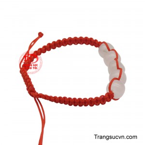 Mỗi viên ngọc được cố định khéo léo trên sợi dây, tạo nên sự liền mạch và uyển chuyển.