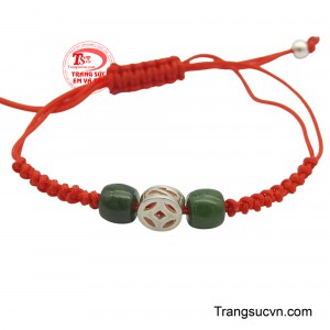 Dây tết ngọc phú quý là biểu tượng của sự phú quý và tài lộc, với sợi dây đỏ được tết thủ công khéo léo, mang ý nghĩa may mắn và bình an.