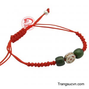 Điểm nhấn độc đáo là hạt bạc được chạm khắc hình đồng tiền cổ, tượng trưng cho sự thịnh vượng và tài chính dồi dào. 