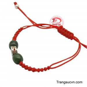 Hai bên là những viên ngọc cẩm thạch xanh thẫm, mang vẻ đẹp tự nhiên và được tin là thu hút năng lượng tích cực, xua đi những điều không may. 