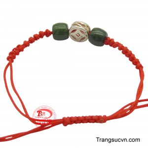 Vòng tay không chỉ là một món trang sức thanh lịch mà còn là vật phẩm phong thủy ý nghĩa, mang đến sự giàu sang và hạnh phúc cho người đeo.