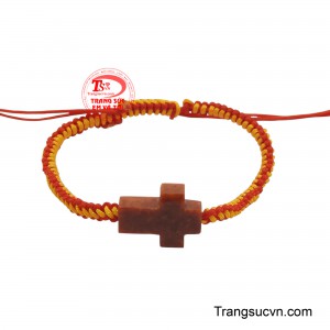 Dây tết thánh giá ngọc bình an được tết từ sợi dây đỏ tươi tắn được tết thủ công tỉ mỉ, tượng trưng cho năng lượng tích cực và sự bảo vệ.