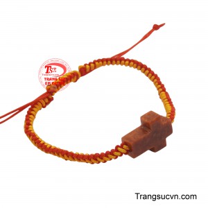 Điểm nhấn là hình ảnh thánh giá ngọc biểu tượng của lòng tin vững bền và sự bảo về.