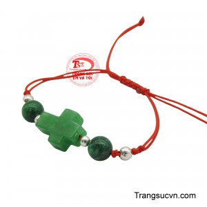 Điểm nhấn của chiếc dây là hình ảnh mặt thánh giá và hai viên ngọc tượng trưng cho sự may mắn bình an.