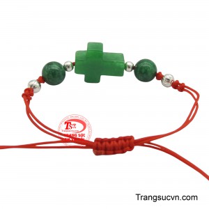 Mỗi viên ngọc được cố định khéo léo trên sợi dây, tạo nên sự liền mạch và uyển chuyển.