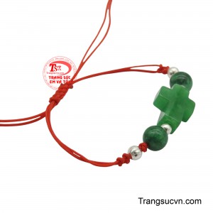 Chiếc dây tết thánh giá này không chỉ là một phụ kiện trang sức đẹp mắt mà còn là một vật phẩm mang ý nghĩa phong thủy sâu sắc, giúp tăng cường năng lượng tích cực và thu hút những điều tốt lành.