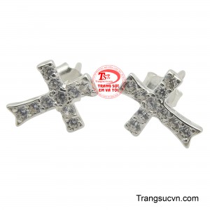 Hoa tai bạc thánh giá là biểu tượng trang nhã của niềm tin và phong cách.