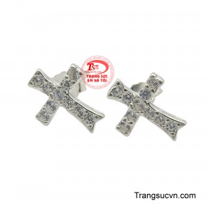 Đôi hoa tai được chế tác từ bạc ta mang lại vẻ đẹp sáng bóng giúp đôi tai của bạn thêm phần nữ tính. 