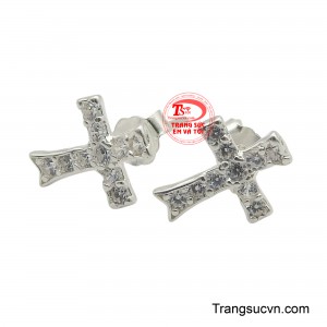 Với thiết kế nhỏ gọn làm cho chúng trở thành một lựa chọn hoàn hảo cho việc đeo hàng ngày, mang lại vẻ thanh lịch và tinh tế mà không quá phô trương.