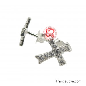 Phù hợp với mọi lứa tuổi và dễ dàng phối hợp với nhiều trang phục khác nhau, từ giản dị đến trang trọng.