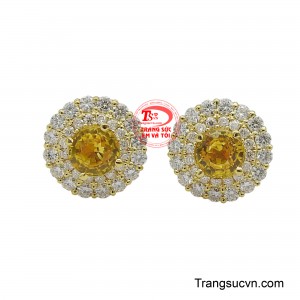 Hoa tai vàng 18k gắn đá sapphire được chế tác trên chất liệu vàng 18k cao cấp có độ bền đẹp và sáng bóng theo thời gian. 