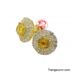 Xung quanh viên đá chủ là những viên đá Moisanite nhỏ xếp thành một vòng tròn sáng như ánh kim cương càng làm tăng thêm vẻ đẹp của đôi hoa tai.