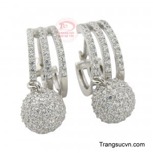 Hoa tai vàng trắng 10k kiều diễm tỏa sáng vẻ thanh lịch và hiện đại.