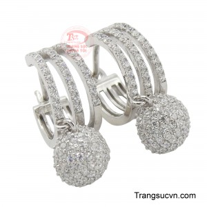 Chất liệu vàng trắng sáng bóng làm nổi bật những đường nét thiết kế tinh tế, từ dáng nụ nhỏ nhắn đến kiểu dáng thả mềm mại hay vòng tròn duyên dáng.