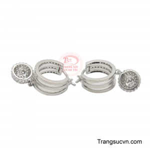 Dù đơn giản hay cầu kỳ, đôi hoa tai này đều là điểm nhấn hoàn hảo, tôn lên nét duyên dáng và gu thẩm mỹ tinh tế của người phụ nữ trong mọi khoảnh khắc.