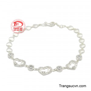 Lắc tay bạc nữ ấn tượng là một thiết kế ấn tượng, kết hợp hài hòa giữa sự mềm mại và lấp lánh.