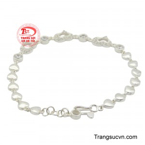 Điểm nhấn là ba mắt xích lớn hơn ở giữa, mỗi mắt xích đều được thiết kế hình trái tim, một số được đính đá tỉ mỉ, tạo nên vẻ đẹp sang trọng và quyến rũ.