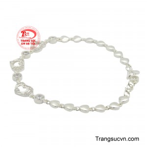 Dây lắc được tạo thành từ những hạt bạc tròn nhỏ và các mắt xích hình trái tim rỗng mang lại vẻ đẹp ngọt ngào giúp đôi tay nàng trở nên mềm mại hơn.