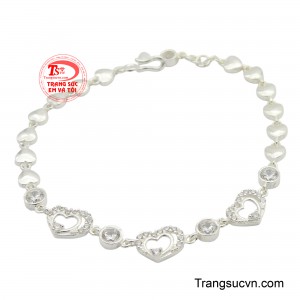 Chiếc lắc tay này không chỉ là món trang sức tinh tế mà còn là biểu tượng của tình yêu và sự gắn kết, phù hợp để đeo hàng ngày hoặc trong các dịp đặc biệt, làm nổi bật phong cách của người phụ nữ hiện đại.