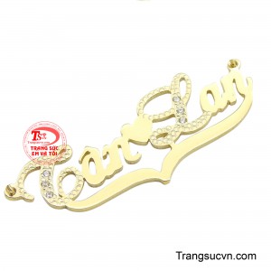 Đeo nó trên người không chỉ tô điểm cho vẻ ngoài mà còn là cách để mang theo bên mình những điều quan trọng nhất trong cuộc đời, gần kề trái tim.