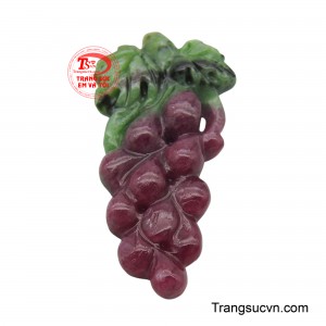 Mỗi viên ruby nhỏ được gọt giũa khéo léo, tạo hình những quả nho căng tròn, với sắc đỏ tía rực rỡ đặc trưng.