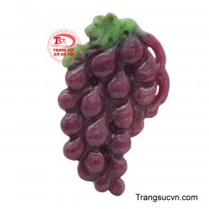 Mặt dây chùm nho đá Ruby được chế tác từ đá ruby tự nhiên, mang vẻ đẹp độc đáo và ấn tượng.