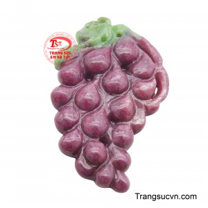 Mỗi viên đá ruby nhỏ được gọt giũa tỉ mỉ, tạo hình những quả nho căng mọng, với sắc đỏ tía đặc trưng của ruby.
