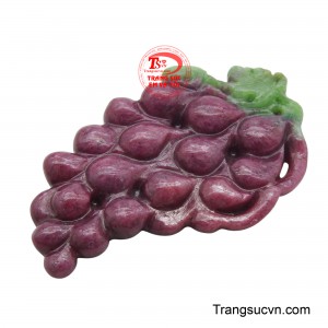 Phần cuống và lá nho được chạm khắc khéo léo, có thể từ đá màu xanh hoặc được tạo hình để tăng thêm sự sống động.