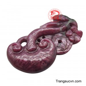 Sự kết hợp giữa màu sắc tự nhiên của đá và kỹ thuật chạm khắc điêu luyện tạo nên một tác phẩm nghệ thuật đầy cuốn hút.