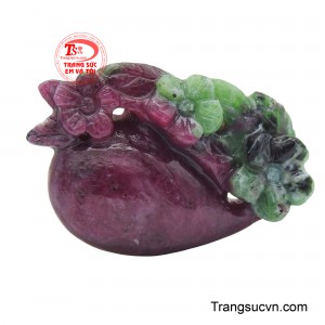 Mặt dây Ruby tinh tế được chế tác từ đá ruby tự nhiên, nổi bật với thiết kế tinh tế và độc đáo, kết hợp hài hòa giữa hình ảnh hoa lá và đường nét uốn lượn.