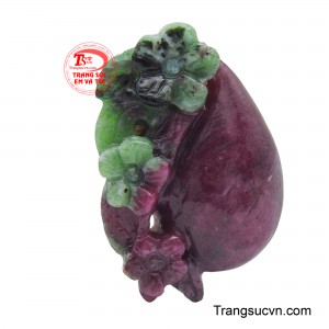 Sắc đỏ quyến rũ của ruby hòa quyện cùng những vân đá tự nhiên màu xanh lục, tạo nên một tổng thể đầy nghệ thuật.